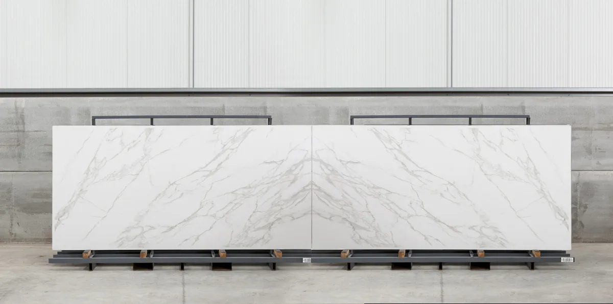 Piatră sinterizată Neolith Calacatta – plăci bookmatch, aspect marmură albă clasică