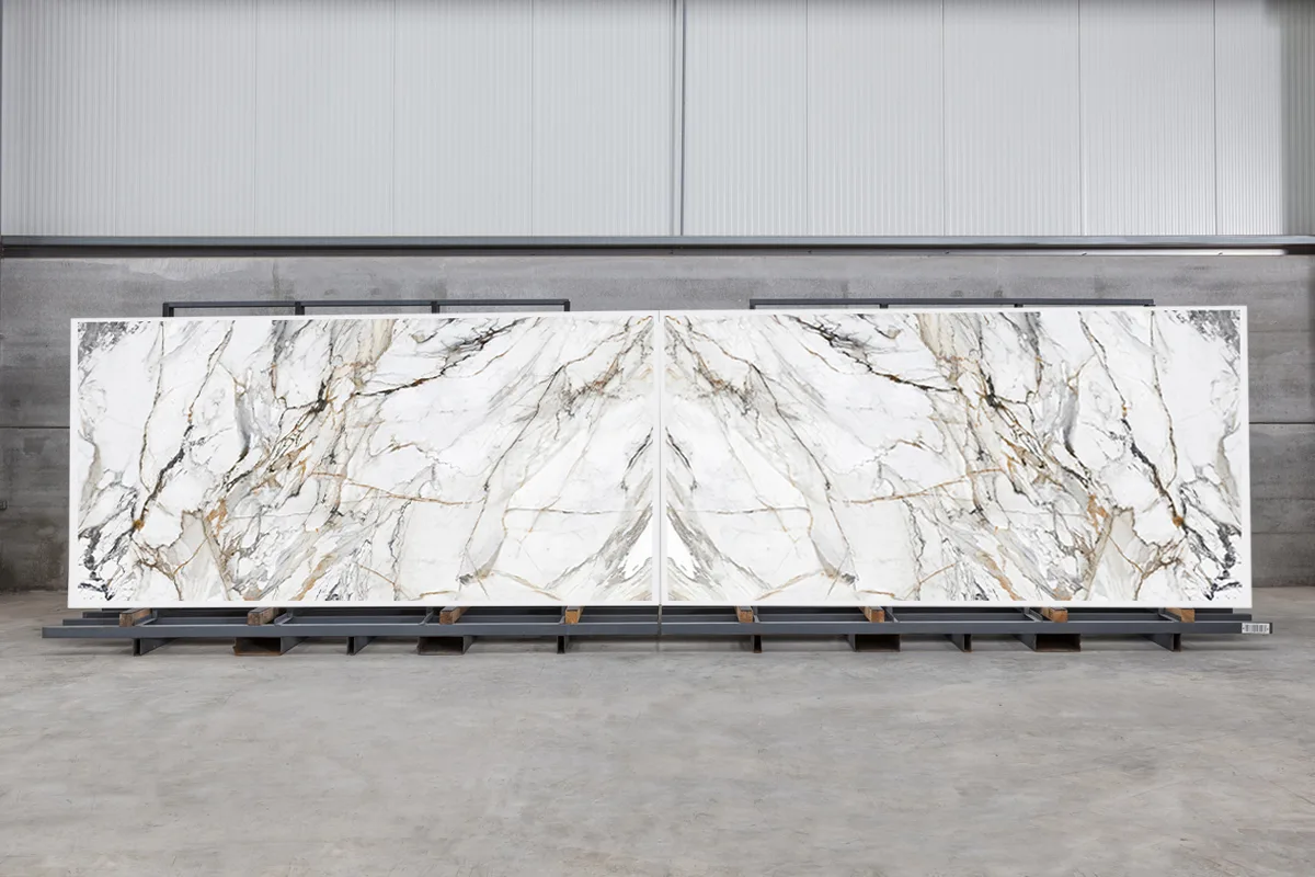 Piatră sinterizată Neolith Calacatta Luxe – plăci bookmatch, aspect marmură albă cu vine aurii