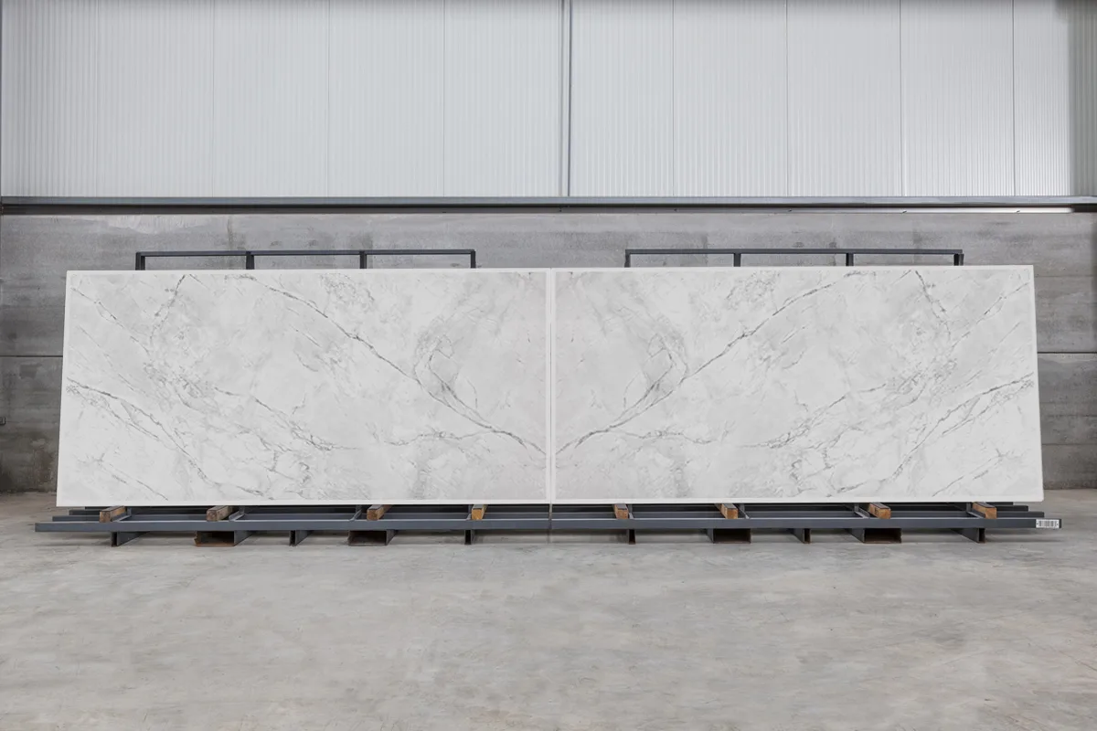 Piatră sinterizată Neolith Alexandra – plăci bookmatch, aspect alb modern