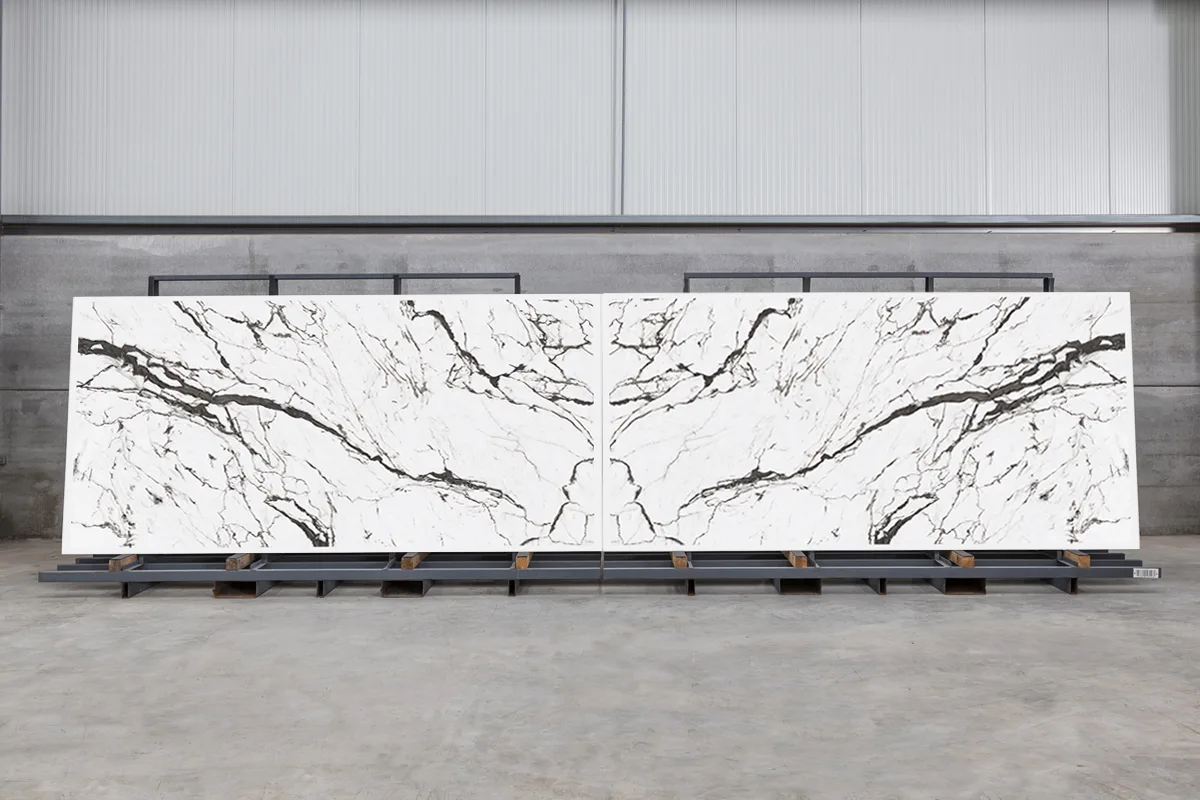 Piatră sinterizată Neolith San Simone – plăci bookmatch, aspect calcar brazilian