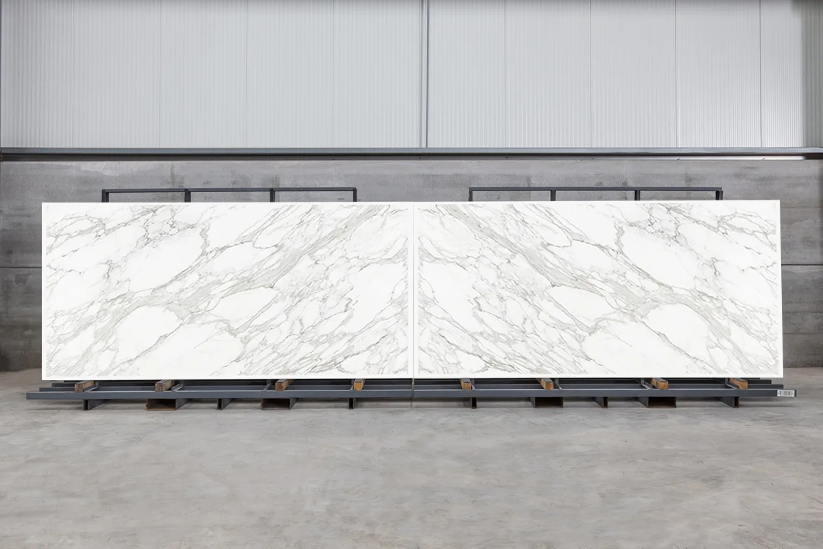 Piatră sinterizată Neolith Calacatta Royale – plăci bookmatch, aspect marmură albă cu vine dramatice