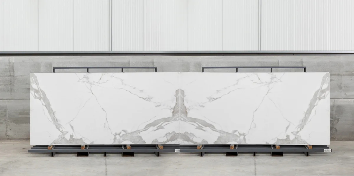 Piatră sinterizată Neolith Estatuario – plăci bookmatch, aspect marmură statuario