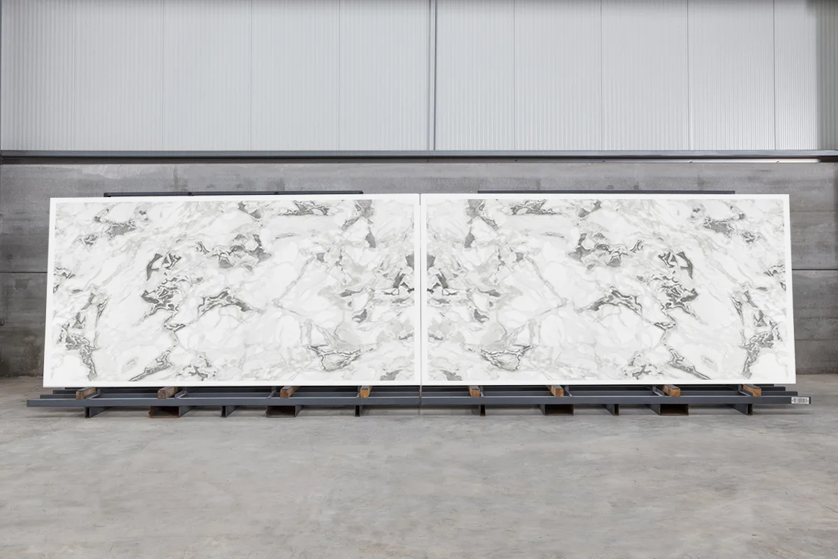 Piatră sinterizată Neolith Whitehaven – plăci bookmatch, aspect cuarțit exotic