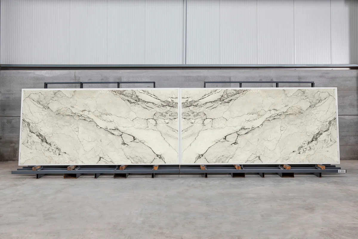 Piatră sinterizată Neolith Colorado Dunes – plăci bookmatch, aspect piatră cu tonuri de pământ