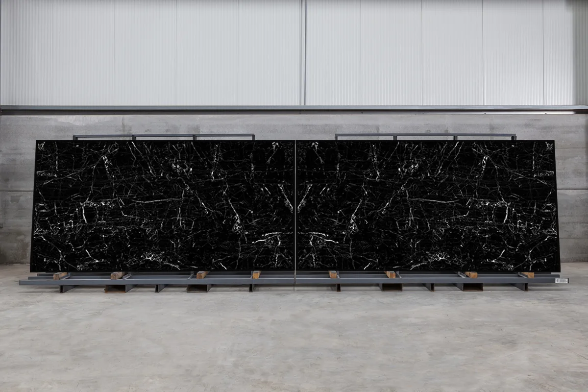 Piatră sinterizată Neolith Niagara – plăci bookmatch, aspect marmură neagră (tip nero marquina)